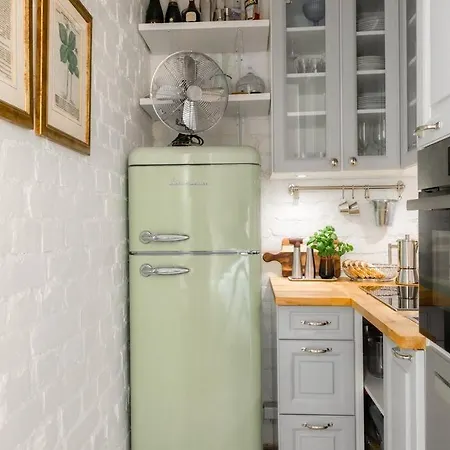 Prime Location, Quaint Apartment *